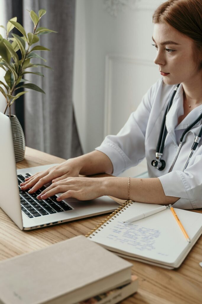 Médico trabajando en el ordenador – nuevas categorías de test de oposiciones sanitarias