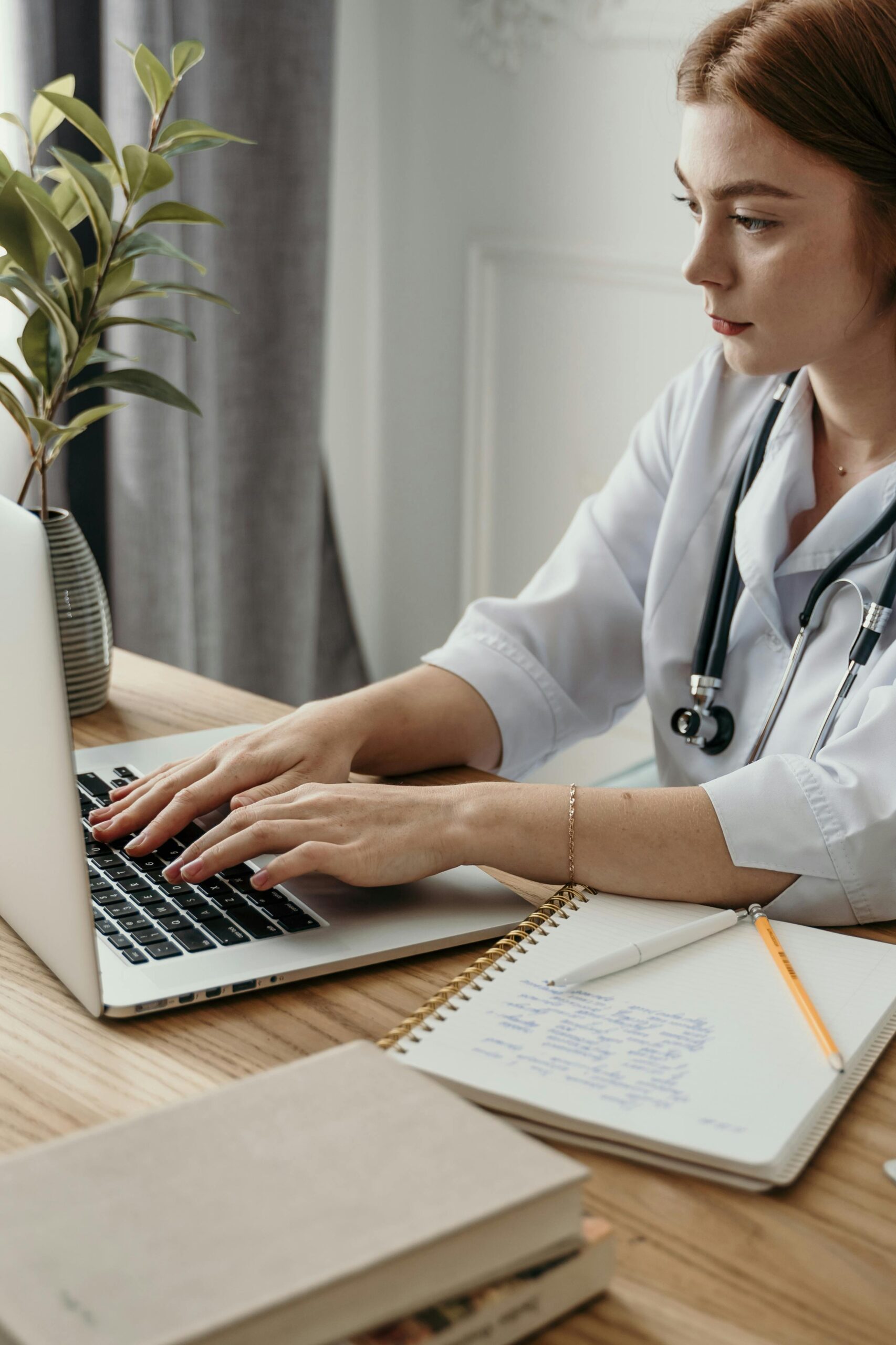 Médico trabajando en el ordenador – nuevas categorías de test de oposiciones sanitarias